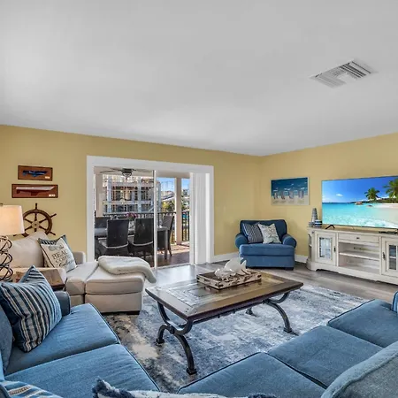 Mermaid Beach House: 2Br, Pool, Spa & Canal Access